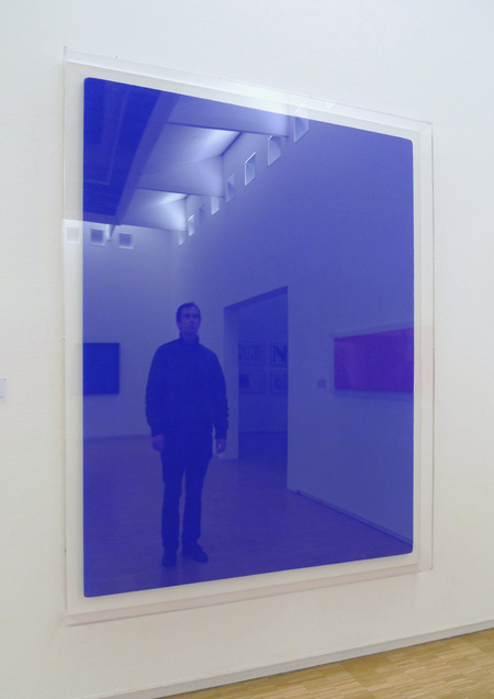 Stupeur bleue (Moi à 18 ans découvrant un monochrome d'Yves Klein de 1960 exposé au Centre Pompidou en 1993 - Reconstitution), 2010. Photographie couleur contrecollée sur aluminium Dibon, 40 x 56 cm Collections privées